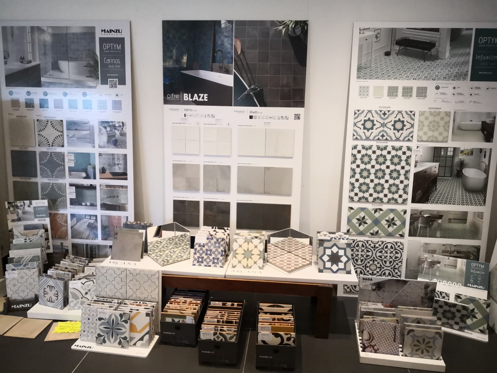 Vente de faïence pour salle de bain : murs, douche et crédence, grand choix de styles