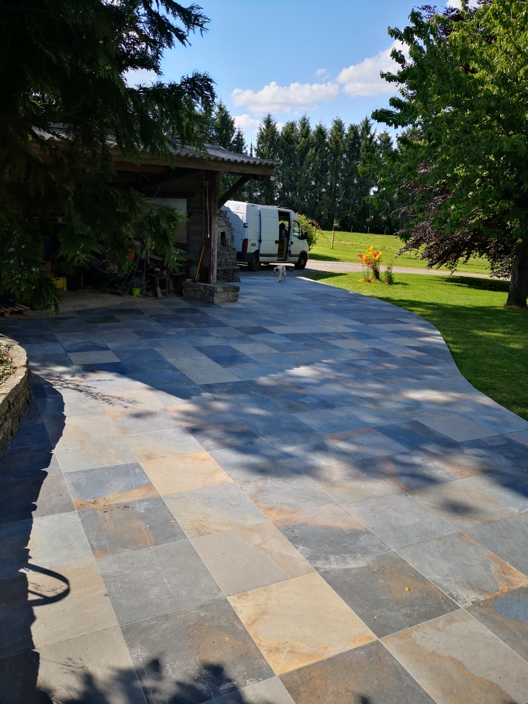 Installation de dalles sur plots pour terrasse extérieure : stabilité, accessibilité et rendu durable