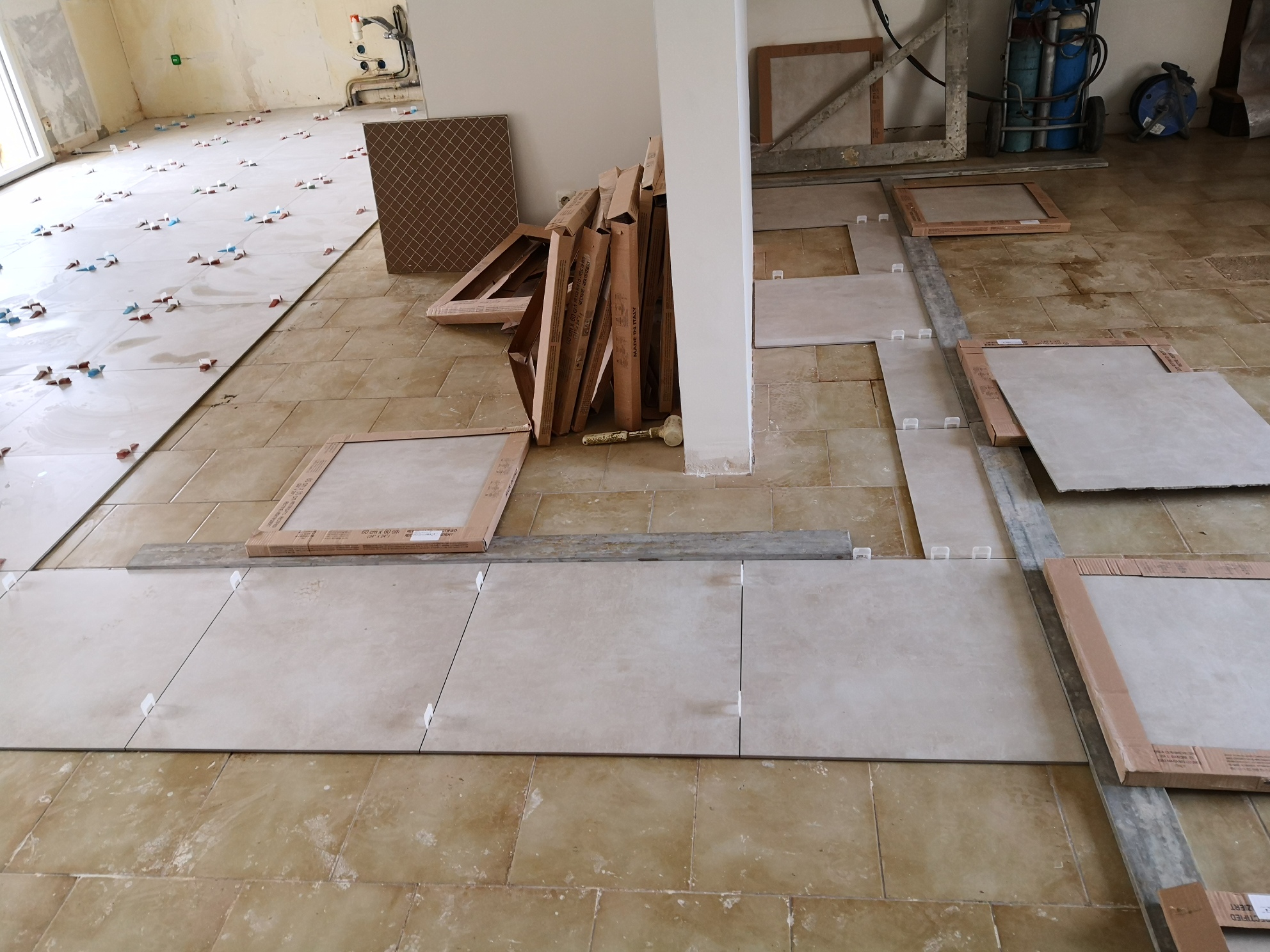 Pose de faïence murale et carrelage au sol, découpes nettes et rendu durable