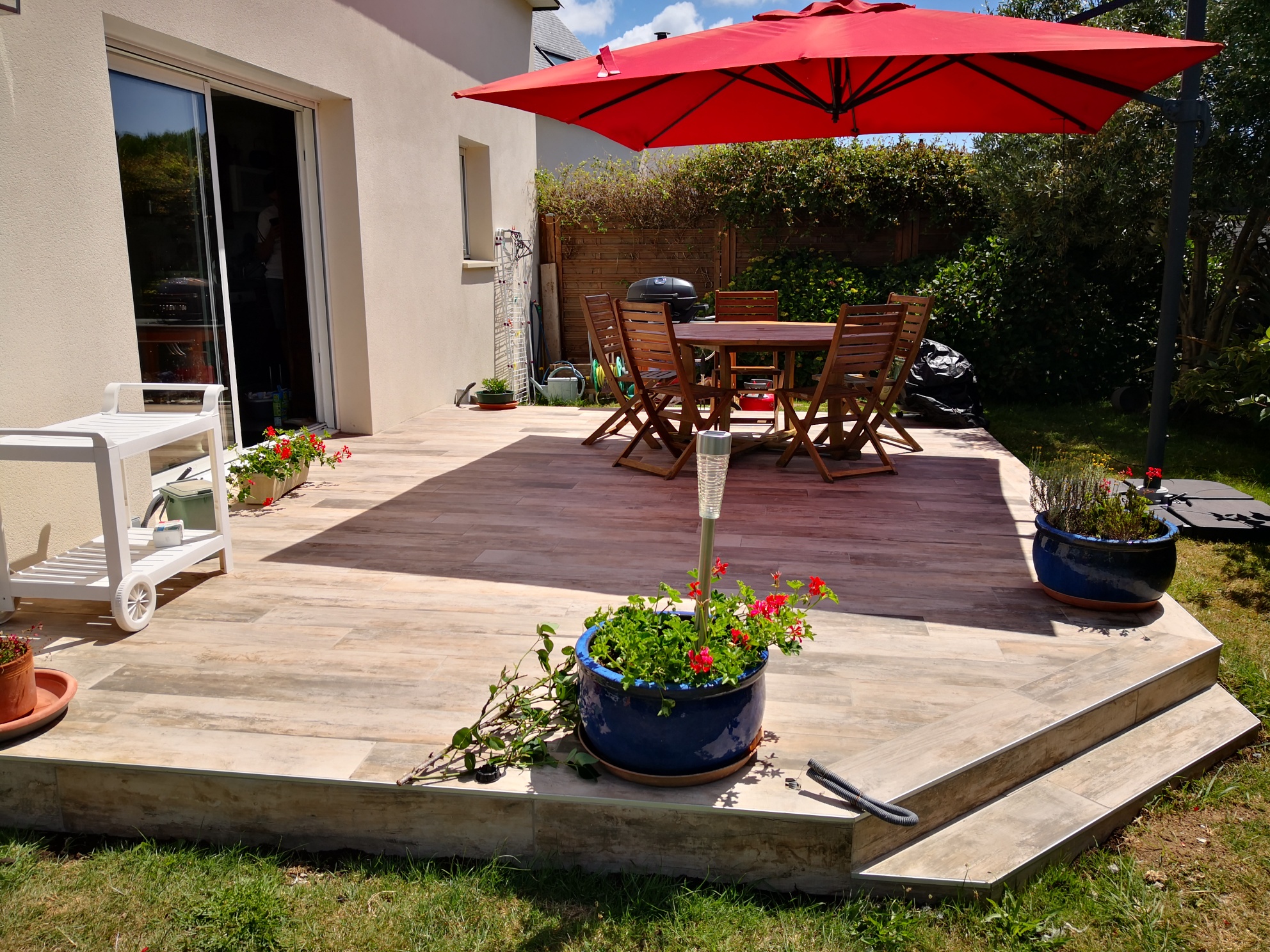 Pose de terrasse et dalles sur plots : niveau parfait, drainage optimisé et finitions nettes